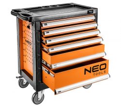 Dielenský vozík značky NEO TOOLS má až šesť praktických zásuviek na náradie a uzatvára sa centrálnym zámkom.