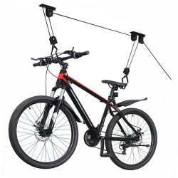 Držiak na bicykel sa bude skvele hodiť do miestností, kde máte málo miesta. Vďaka lanu a kovovým rukovätiam môžete zavesiť bicykel zo stropu.