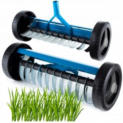 Prevzdušňovacie hrable na trávnik s kolieskami umožňujú odstrániť zbytočné množstvo trávnika a odumreté steblá trávy.