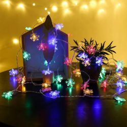 LED vianočné osvetlenie - snehové vločky 10m | farebné - svetelná reťaz zo snehových vločiek vnesie do vašej izby elegantnú zimnú atmosféru.