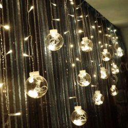 LED vianočné osvetlenie - svetelný záves 4m 108 LED - na zdobenie domov, bytov a dokonca aj na vytvorenie krásneho pozadia pre vianočné fotografie.