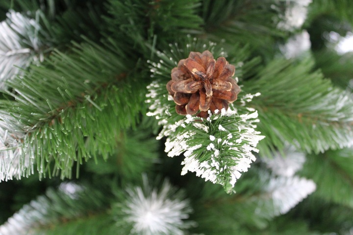 Umelý vianočný stromček so šiškami Snehulienka | 180cm Umelý vianočný stromček so šiškami Snehulienka | 180cm