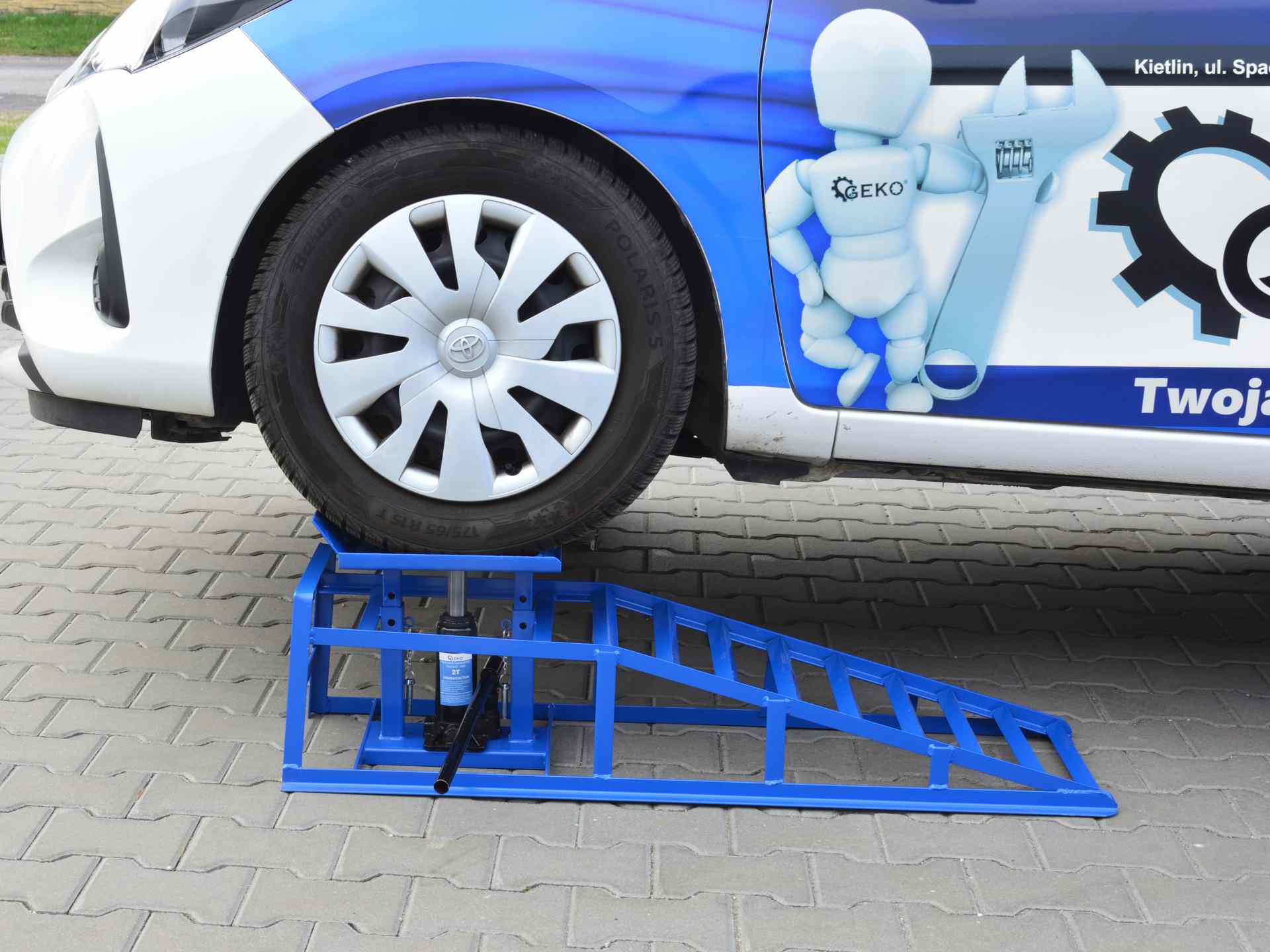 Nájazdová rampa so zdvihákom, 2T | GEKO Nájazdová rampa so zdvihákom, 2T | GEKO